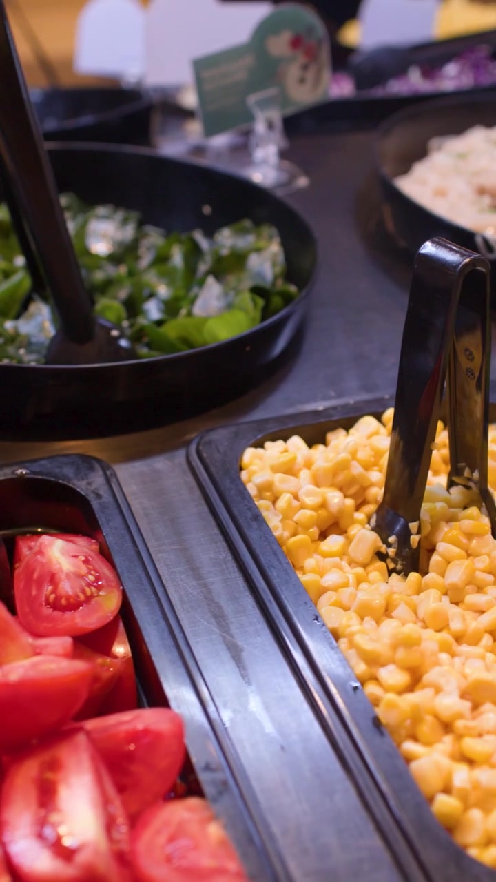 Primo piano panoramico di un vivace buffet di insalate con verdure fresche e noodles