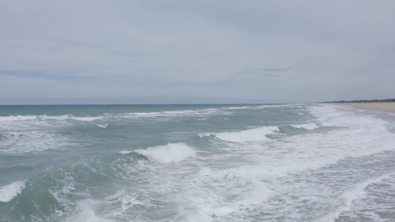 추적 샷 닫기, 호주 해안선의 파도 위로 드론 비행, 해변에 파도가 충돌, 사람 없음, 일광