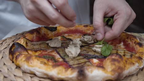 agregar hojas de albahaca a la cobertura de la pizza