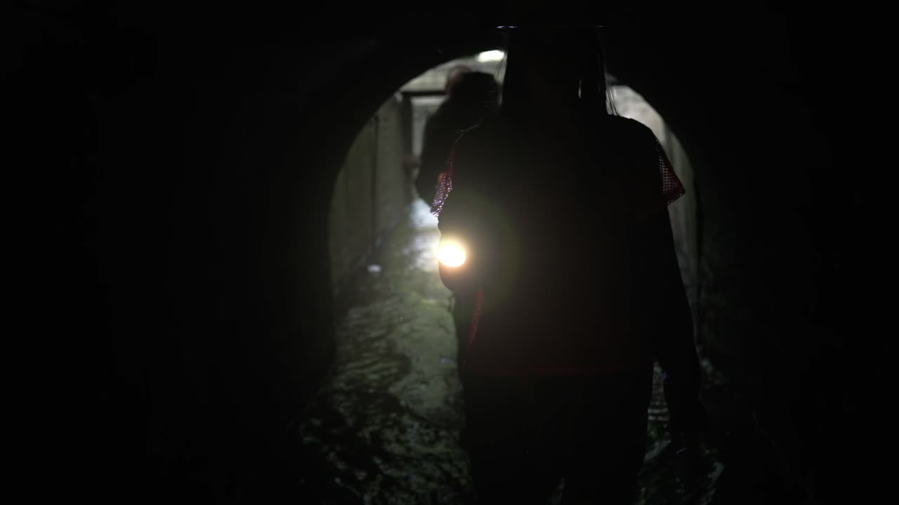 persona caminando por un túnel oscuro