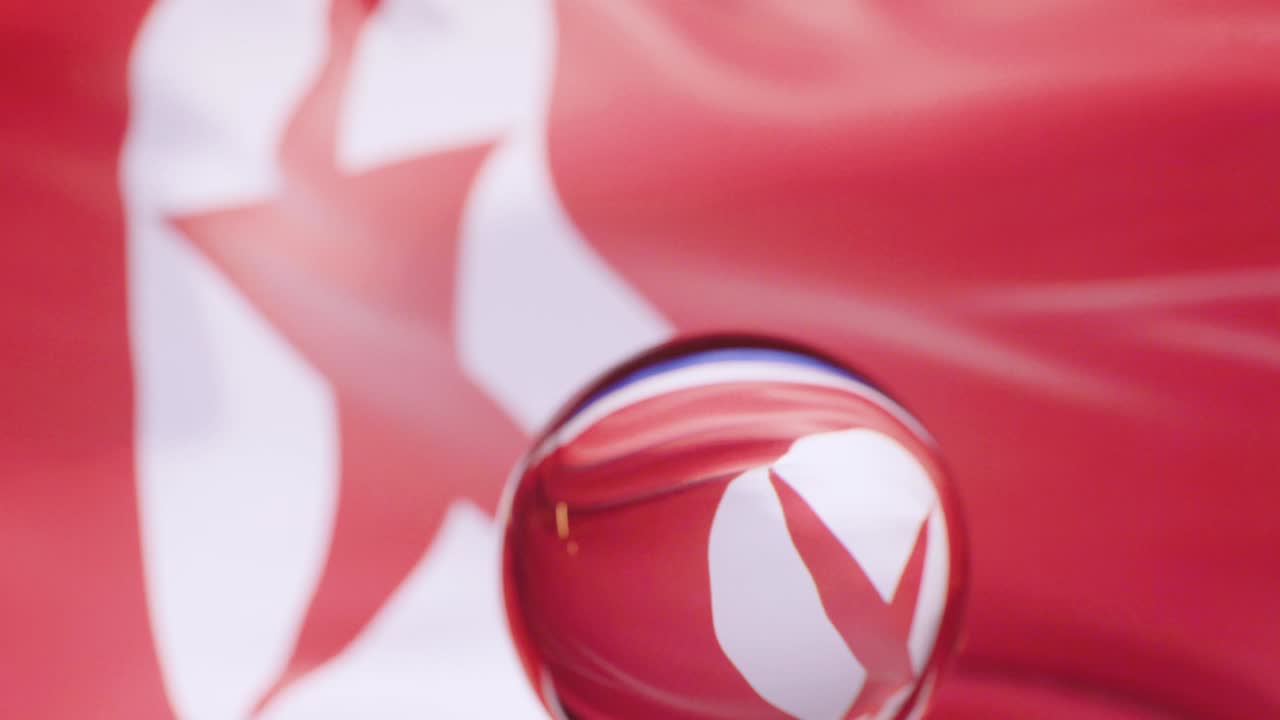 북한 발이 푸른 하늘을 향해 4k로 흔들리고 있다.