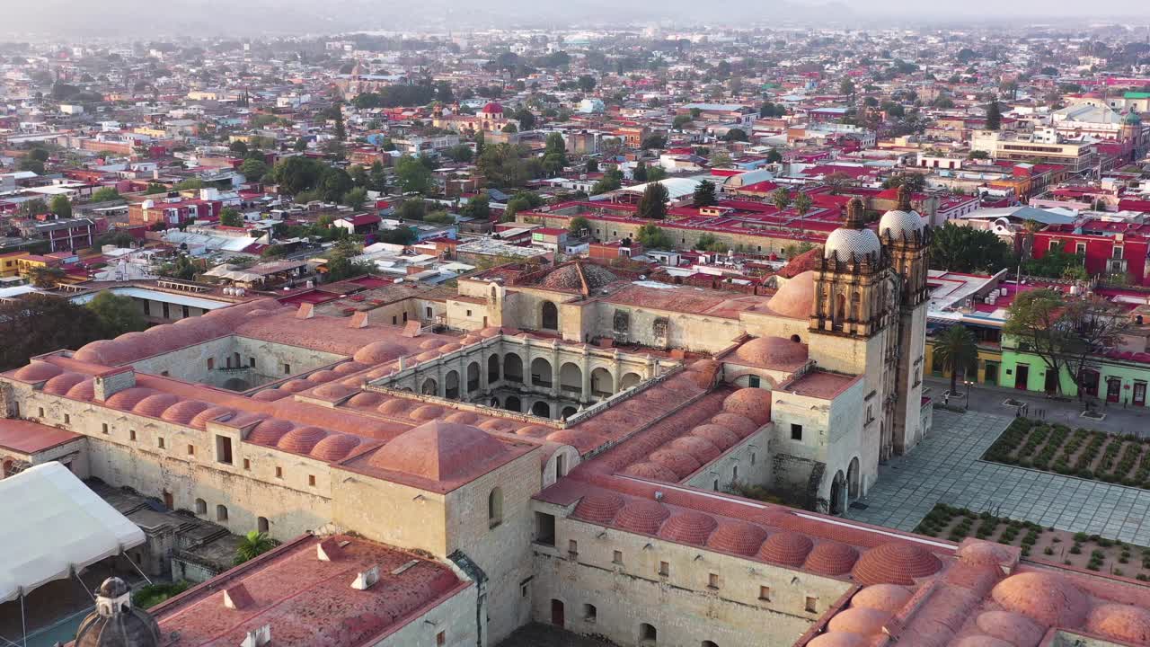 centro de oaxaca, méxico, volando sobre el complejo de la iglesia de santo domingo de guzman y el centro con el paisaje urbano de fondo, vista aérea de drones