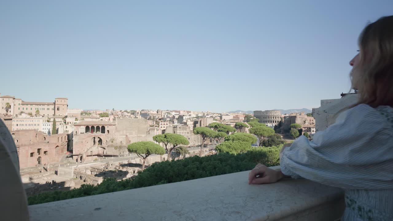 로마, 이탈리아의 건축 도시를 보는 역사적인 건물 발코니에서 여자