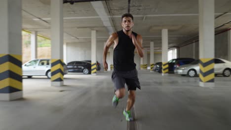 el atleta corre muy rápido dentro del estacionamiento