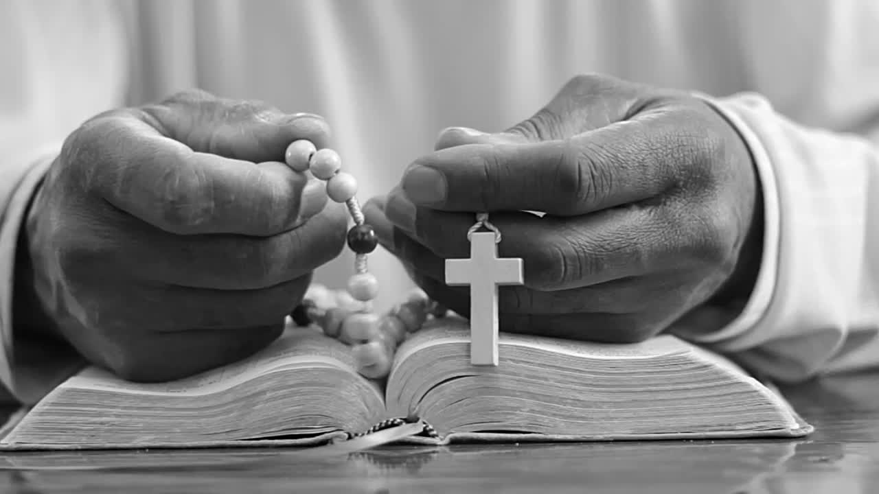성경 위에 기도하는 손 스톡 비디오 스톡 영상