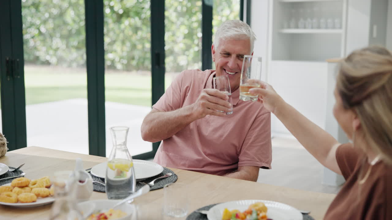 ein glückliches seniorenpaar genießt eine mahlzeit zusammen