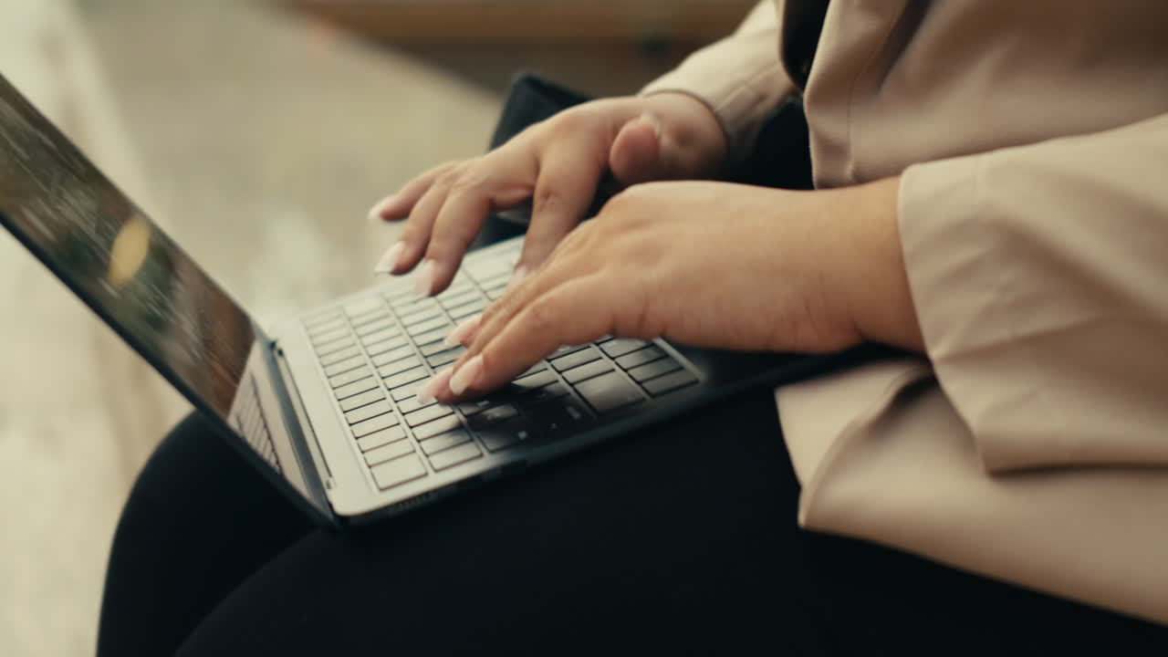 руки, печатающие на ноутбуке
