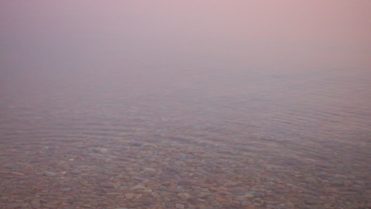 웅장한 해가 지는 아름다운 평온한 물 표면.