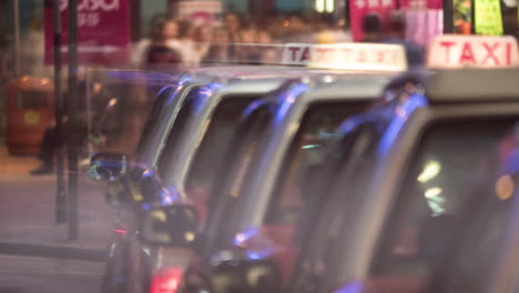 el lapso de tiempo de los taxis esperando a los clientes en la noche en hong kong