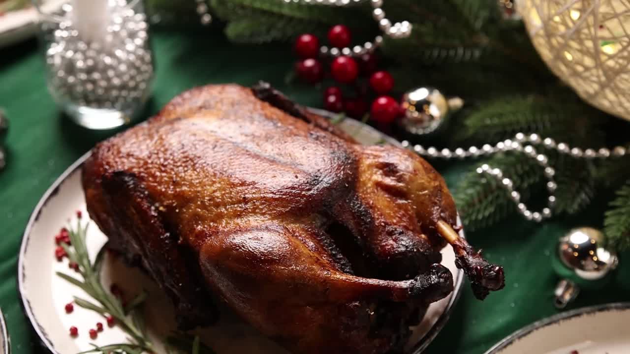 pato asado en una mesa de cena de navidad