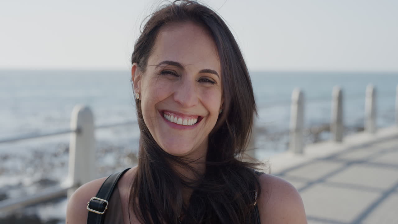 retrato de una hermosa mujer madura riendo disfrutando de un cálido día de verano en la playa feliz independiente mujer cámara lenta