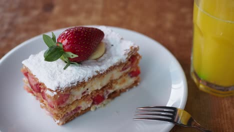 pastel de fresa y jugo de naranja