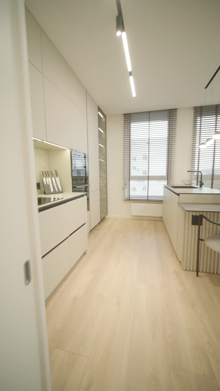 interior de apartamento minimalista moderno con decoración simple, tonos neutrales y líneas limpias. el diseño hace hincapié en la funcionalidad, creando un espacio de vida sereno y organizado.