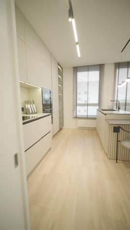 interior de apartamento minimalista moderno con decoración simple, tonos neutrales y líneas limpias. el diseño hace hincapié en la funcionalidad, creando un espacio de vida sereno y organizado.
