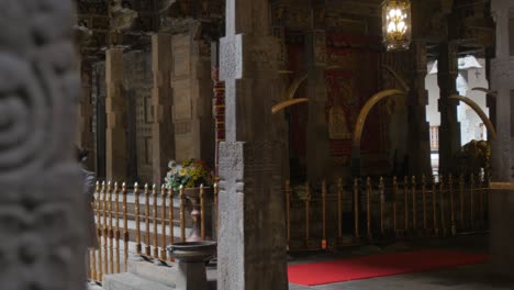 Fokus-Ziehen-Im-Srilankischen-Tempel