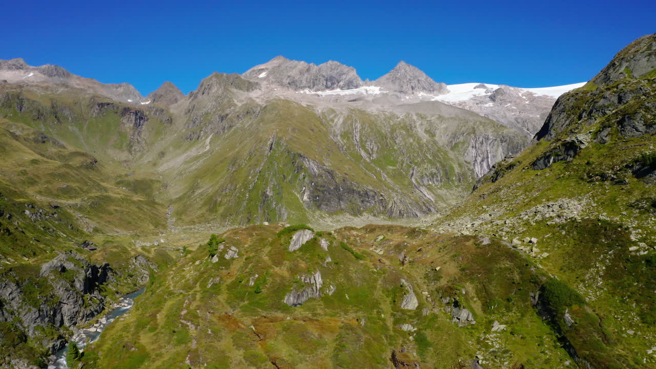 vista aérea de los alpes de zillertal que revela empinados valles alpinos y cordillera nevada