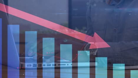 animación de datos financieros y gráficos que se mueven sobre la sección media de un hombre biracial que trabaja en una computadora portátil