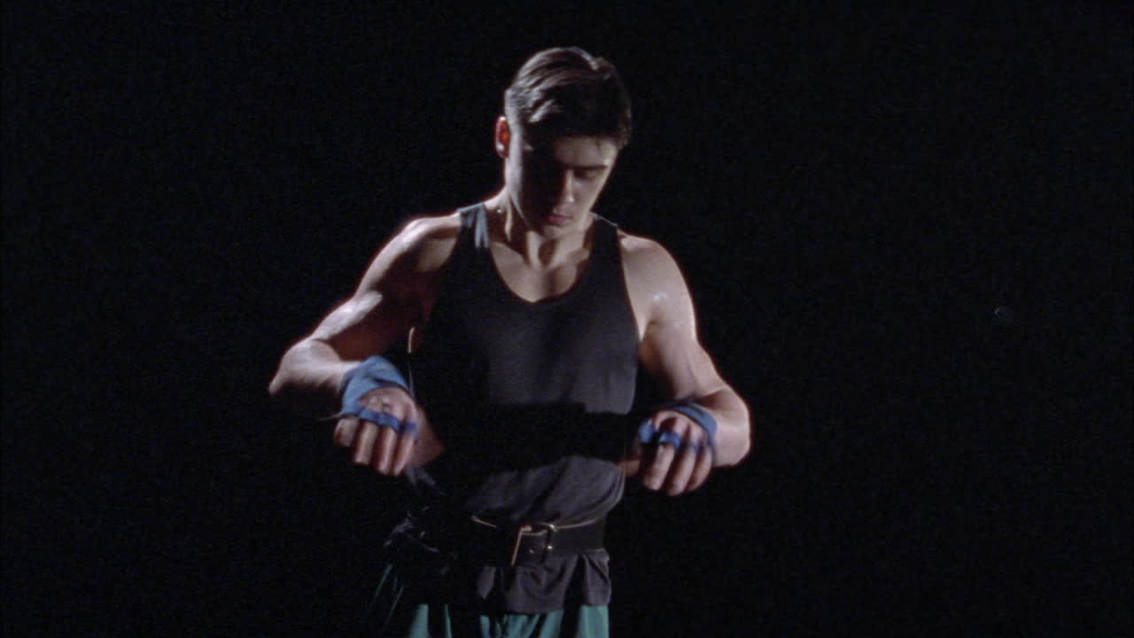 남자는 덤벨로 운동한다