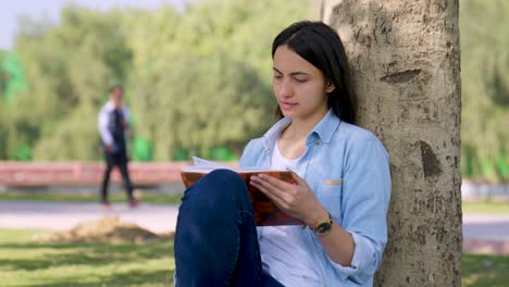 chica india leyendo un libro