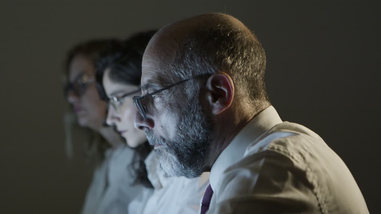 gente de negocios seria trabajando de noche.