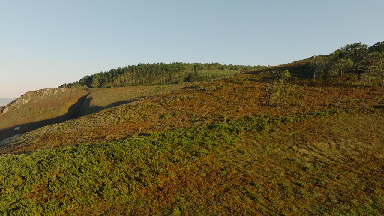 una vista costera panorámica de las aguas tranquilas en las cercanías de malpica, españa - avión no tripulado volando hacia adelante