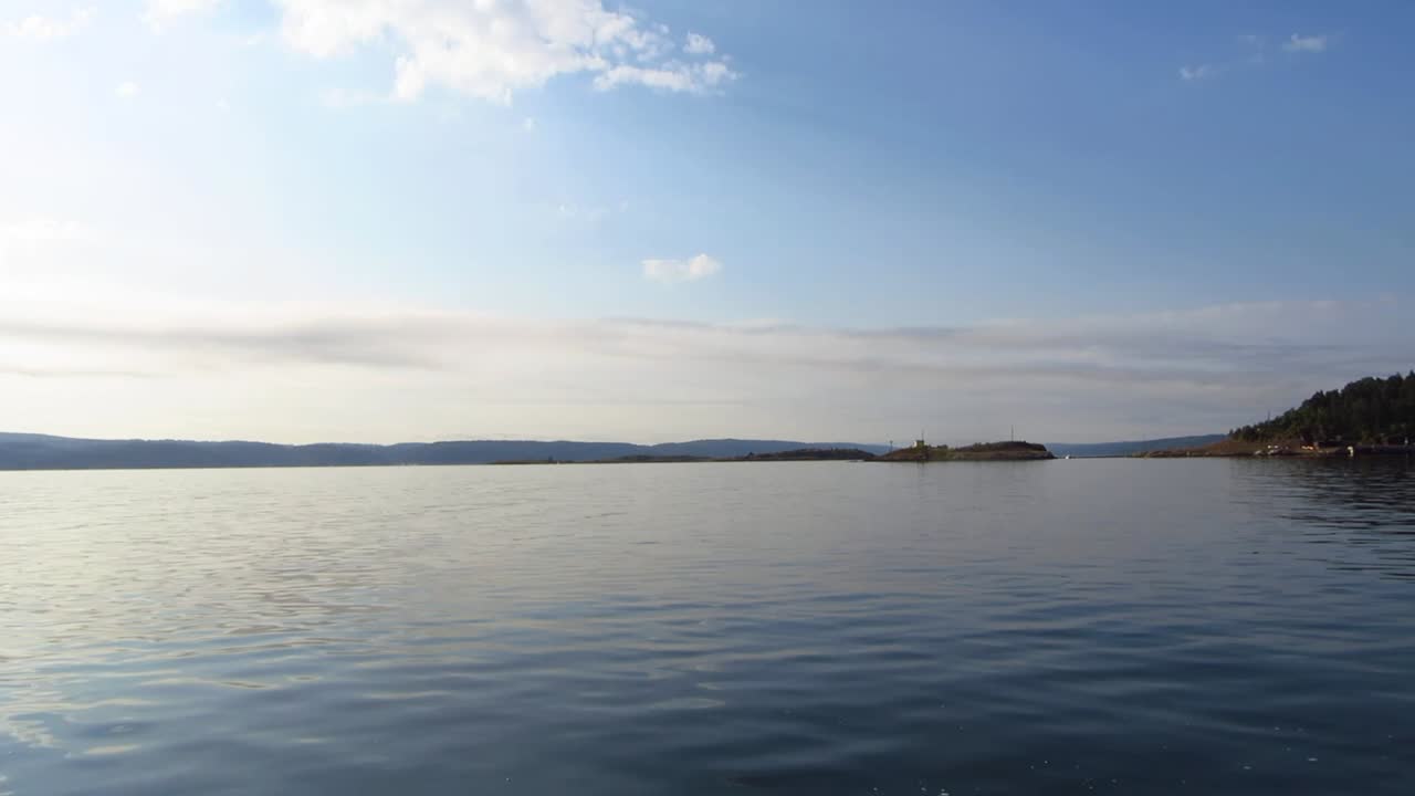 돌이 호수에 던져진다