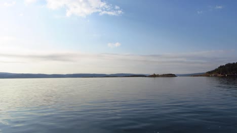 se arroja una piedra a un lago