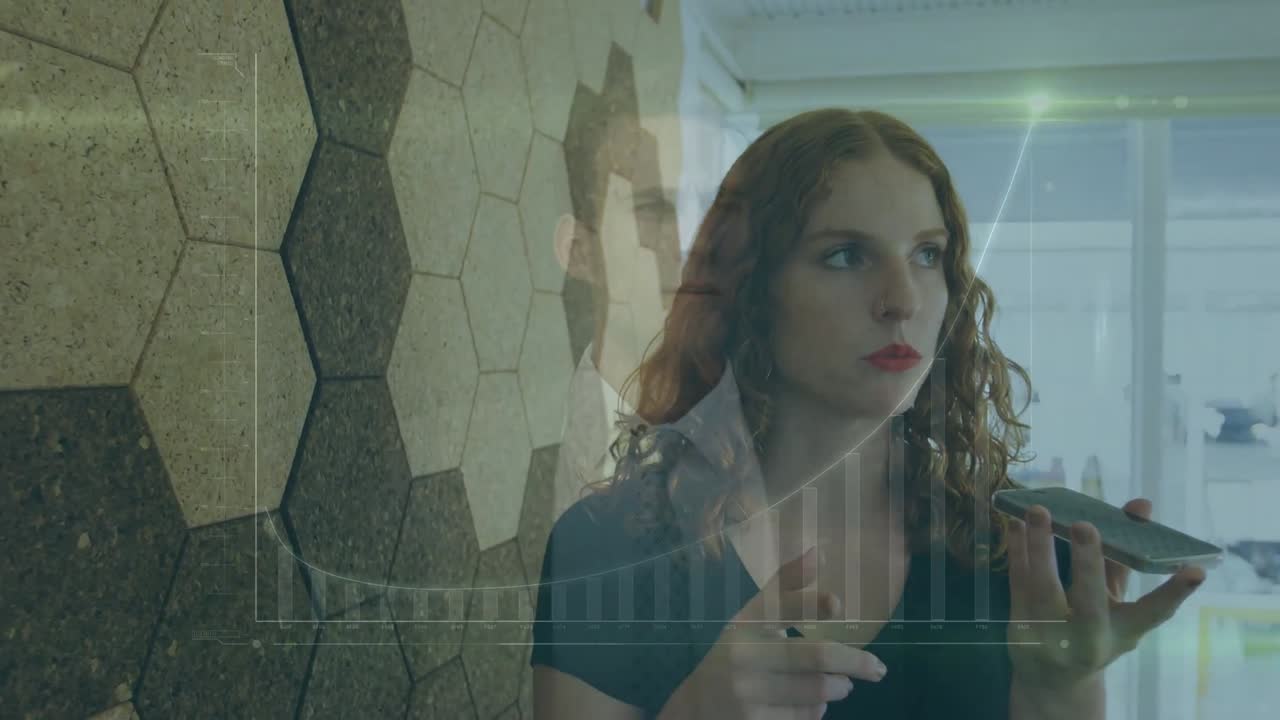 mujer caucásica hablando en un teléfono inteligente en la oficina contra un hombre de negocios tocando una pantalla futurista