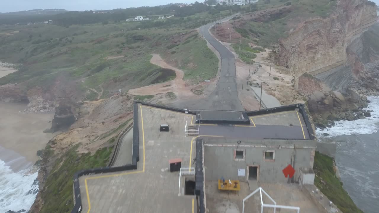 un lugar icónico en la costa atlántica, la meca del surf de grandes olas. vista del faro de nazare en el cañón norte de la zona, lugar con las olas más grandes de europa, nazare, portugal