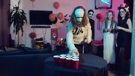 freunde haben spaß auf einer halloween-party.