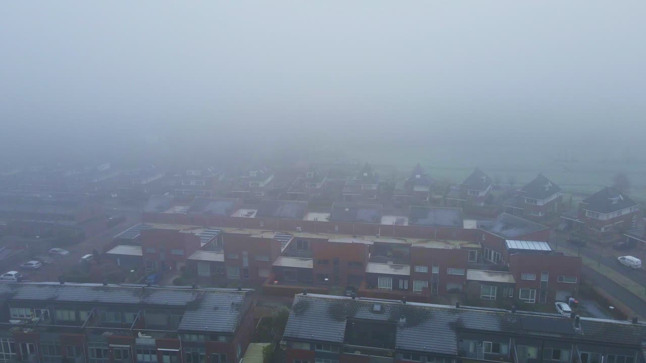 두꺼운 안개로 인 아름다운 교외 동네의 공중 사진