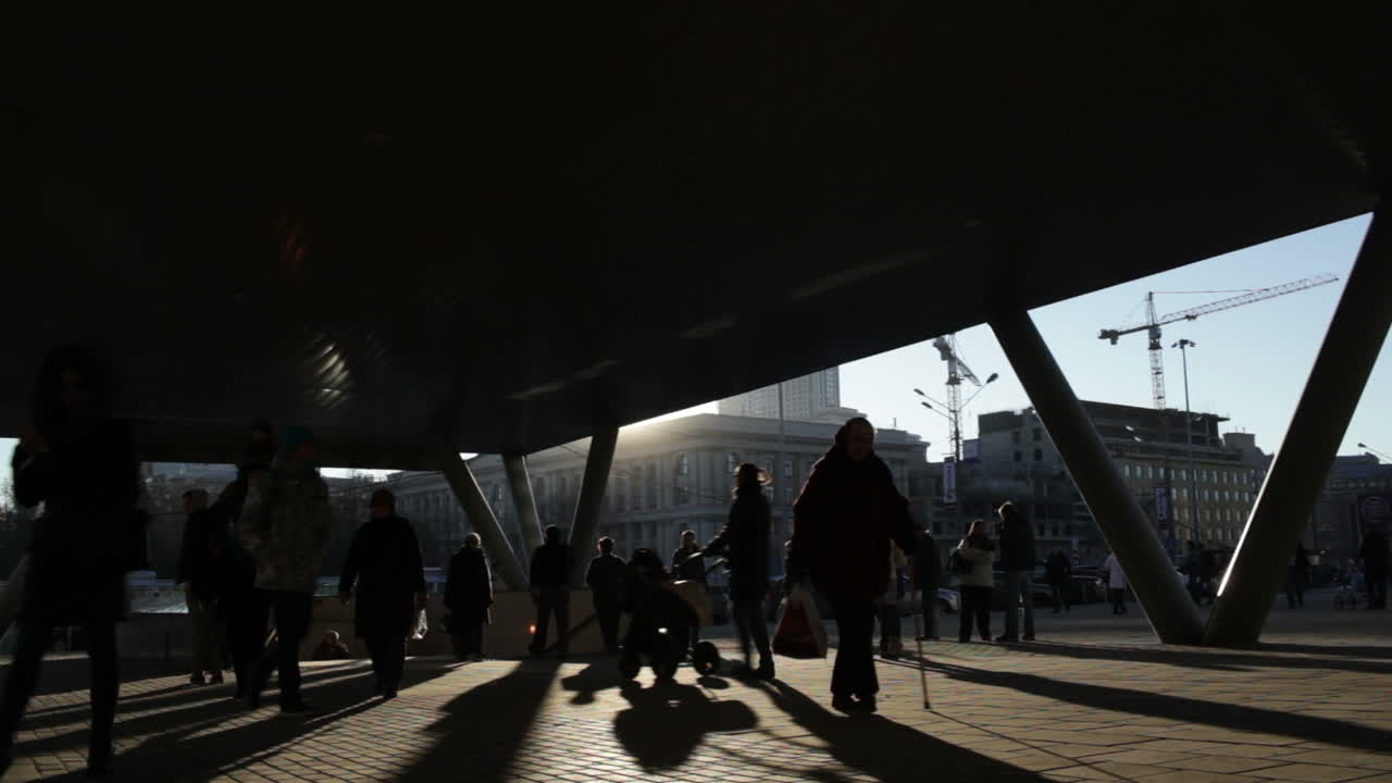 Persone che camminano vicino alla stazione della metropolitana in tempo reale.