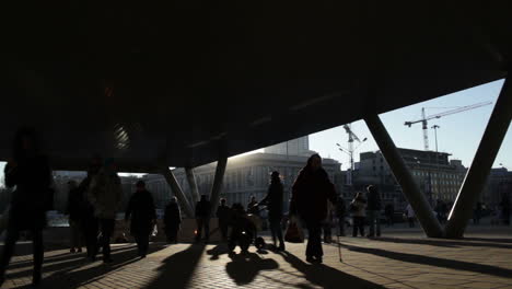 Gente-Caminando-Cerca-De-La-Estación-De-Metro-En-Tiempo-Real