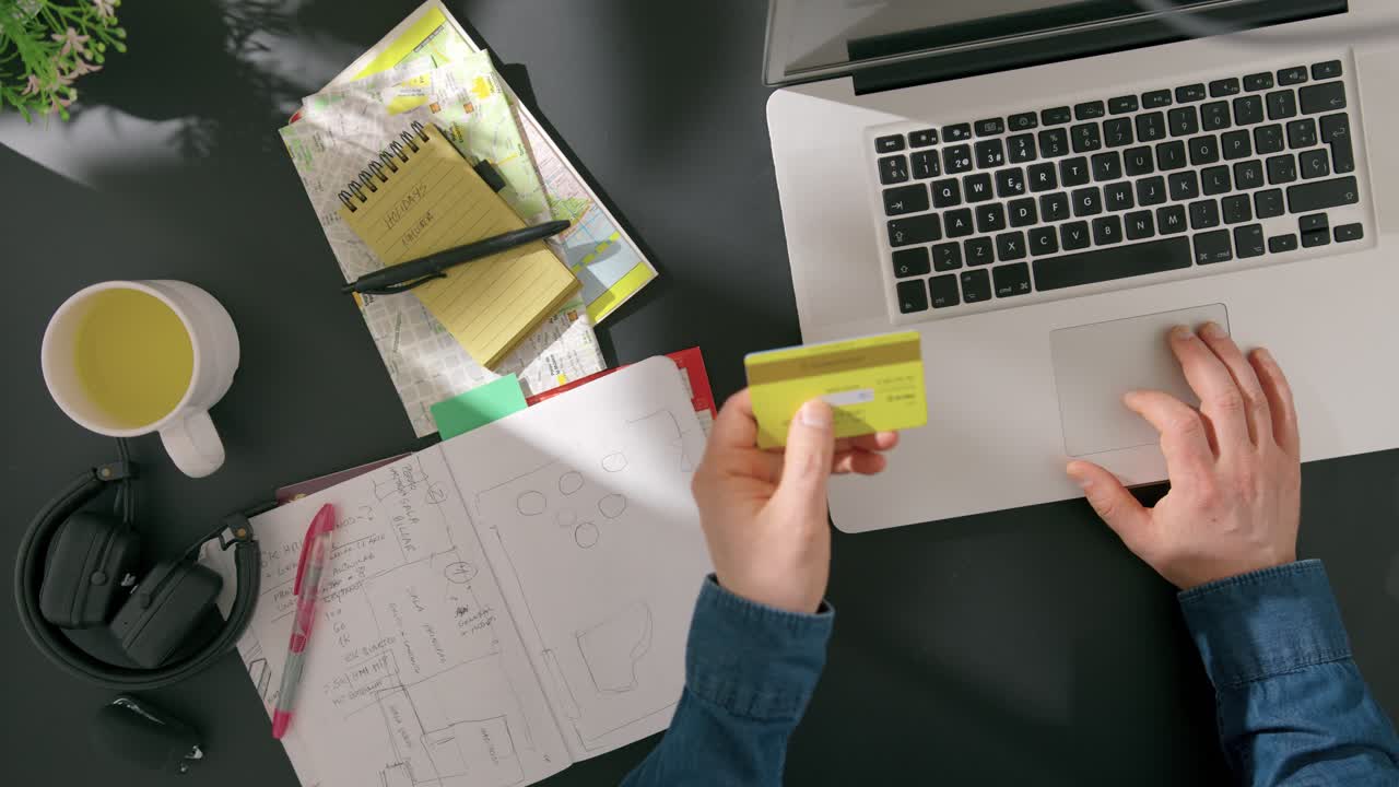 hombre compras tarjeta de crédito comprar comprar viaje vacaciones viaje de negocios en línea reservar hotel boleto usar laptop mañana en el trabajo fotografía cenital