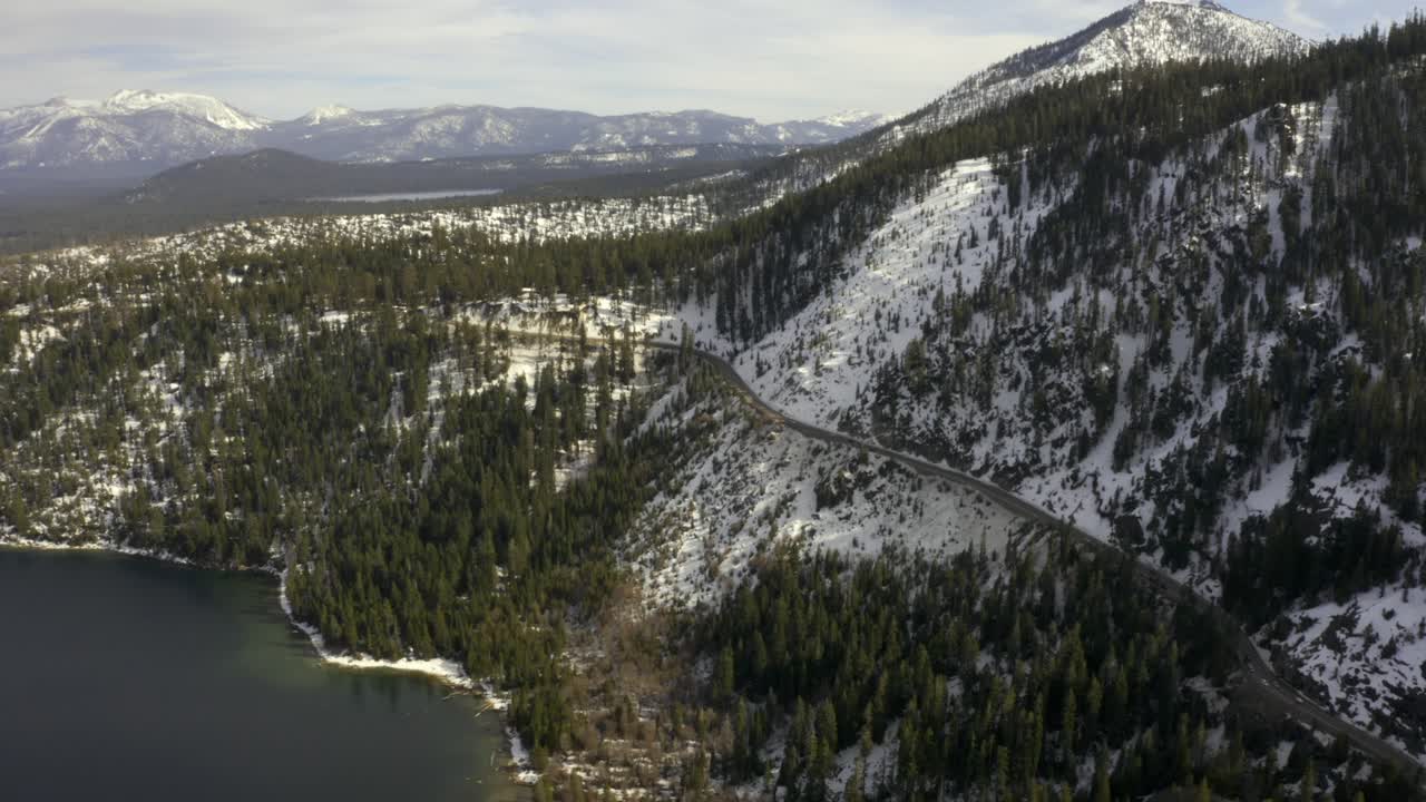 hermosas imágenes aéreas de 4k del lago tahoe y las montañas circundantes
