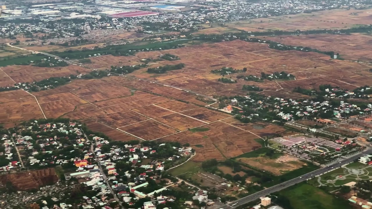 Vista aerea della periferia di Da Nang, Vietnam, che mostra campi e aree urbane