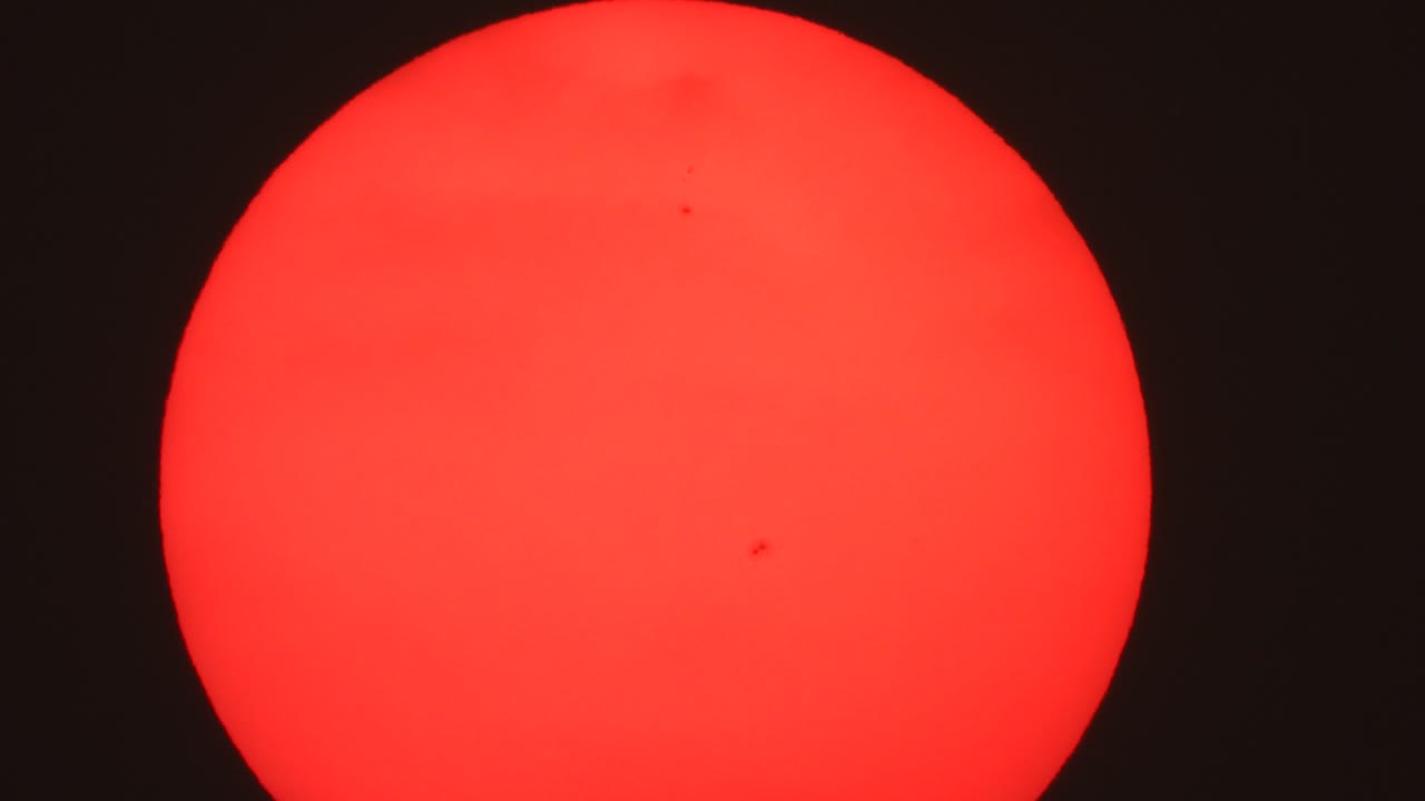 일몰과 태양의 검은 점