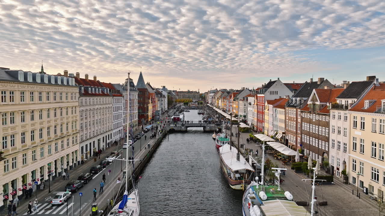 Luftfoto af både ved Nyhavns havnefront, kanal og underholdningsdistrikt i København, Danmark i dagslys
