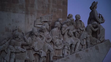 monumento portugués al atardecer - padrão dos descobrimentos