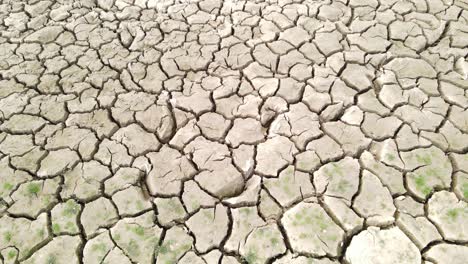 fotografía aérea de un patrón de grietas de suelo extremadamente seco en un lecho de río seco que muestra las consecuencias del calentamiento global