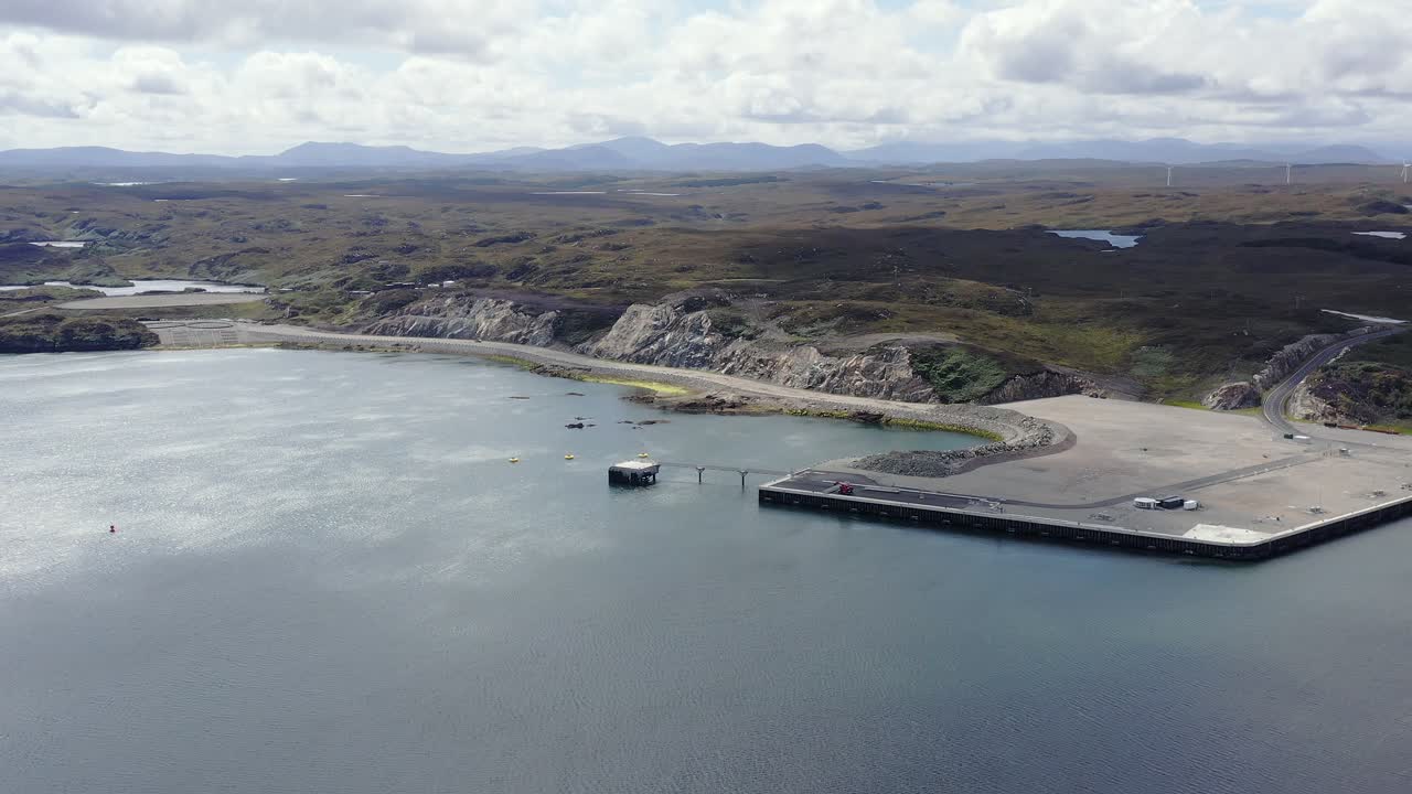 Dronebillede af Hebridernes landskab bag Stornoways dybvandshavn