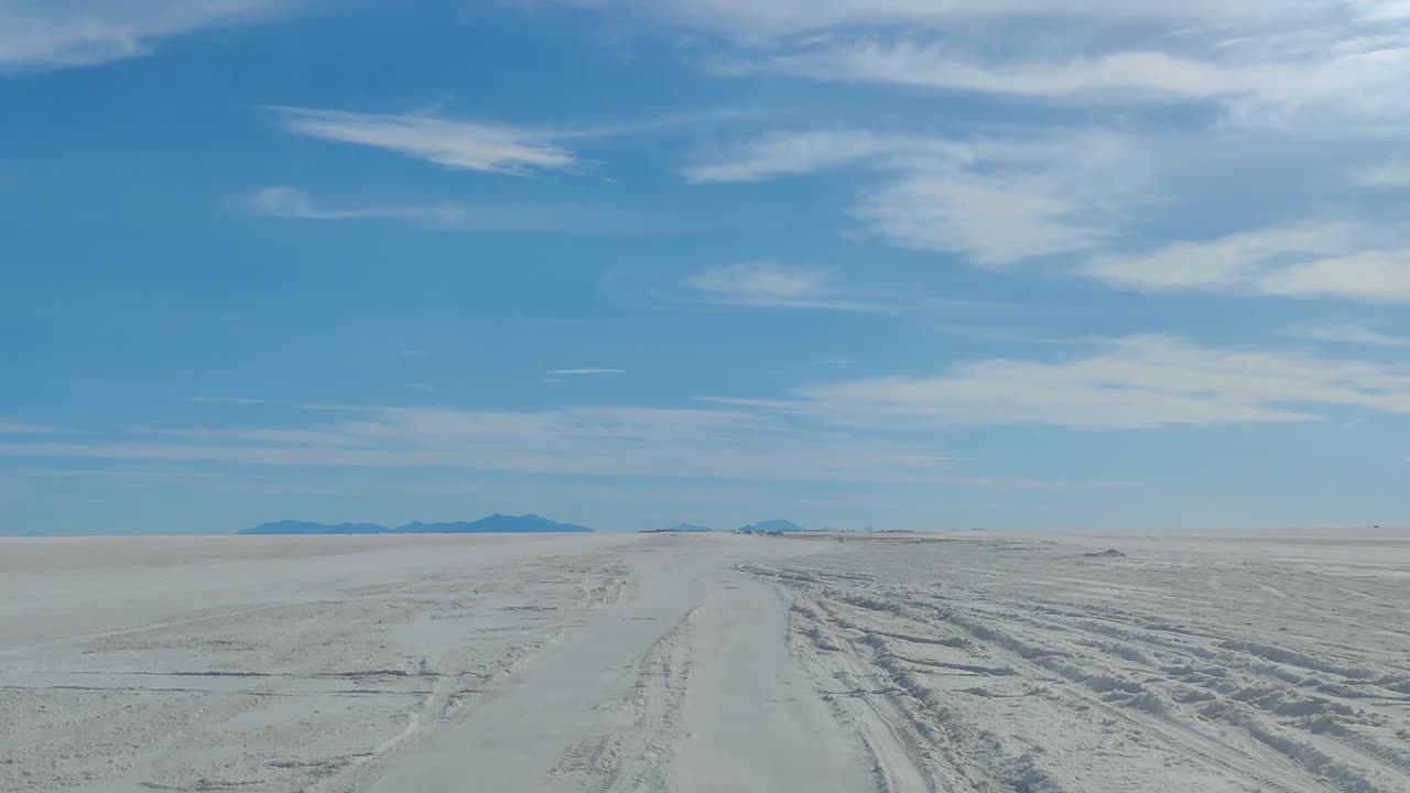 볼리비아 살라 데 우유니(salar de uyuni)의 하얀 사막과 푸른 스카이라인의 장엄한 풍경