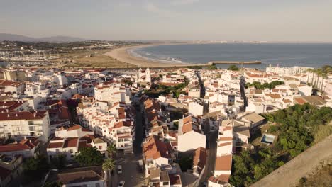 volar sobre la ciudad de lagos, algarve, junto al océano atlántico