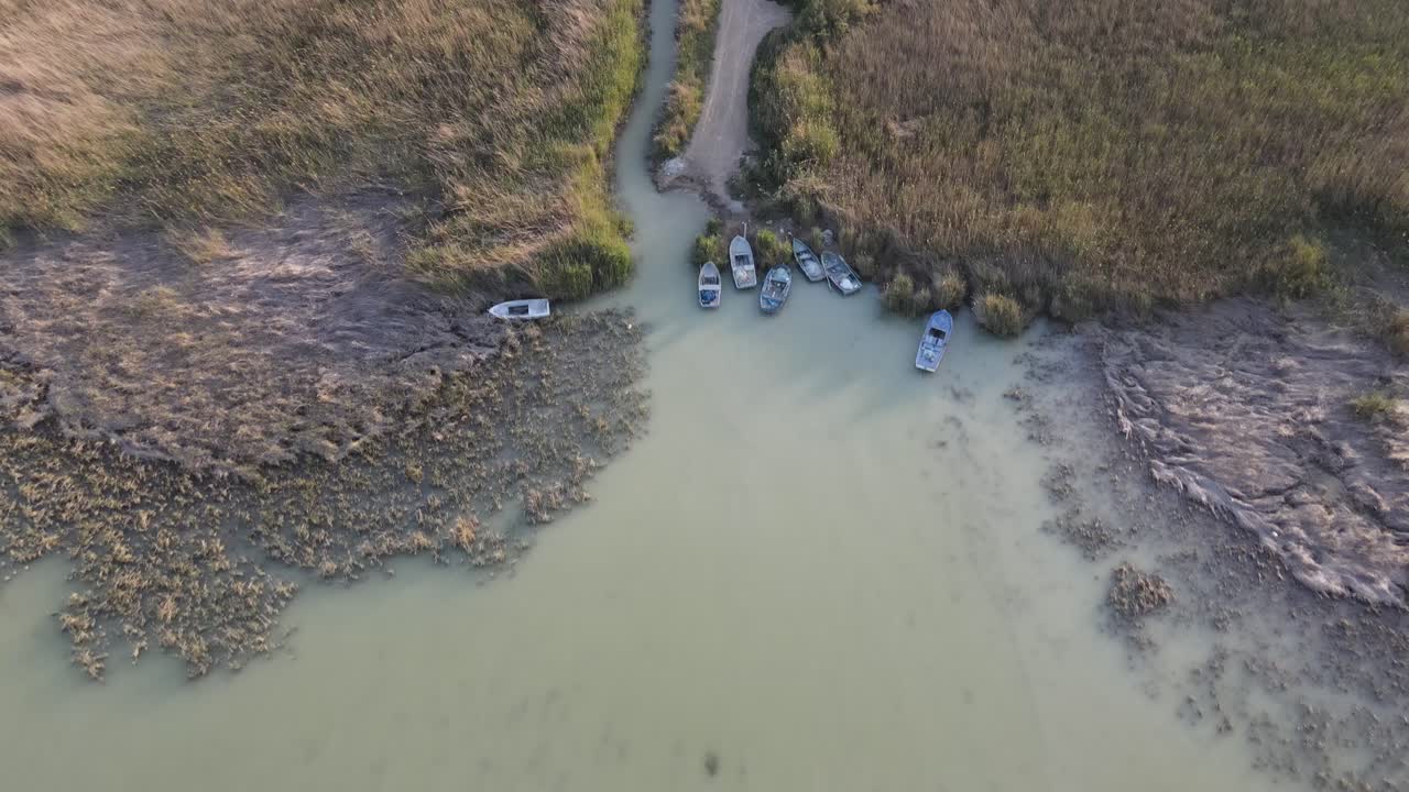 barcos anclados en el delta