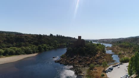 Vista-Aérea-Del-Castillo-De-Almourol-Rodeado-De-Agua-Y-Vegetación-En-Portugal