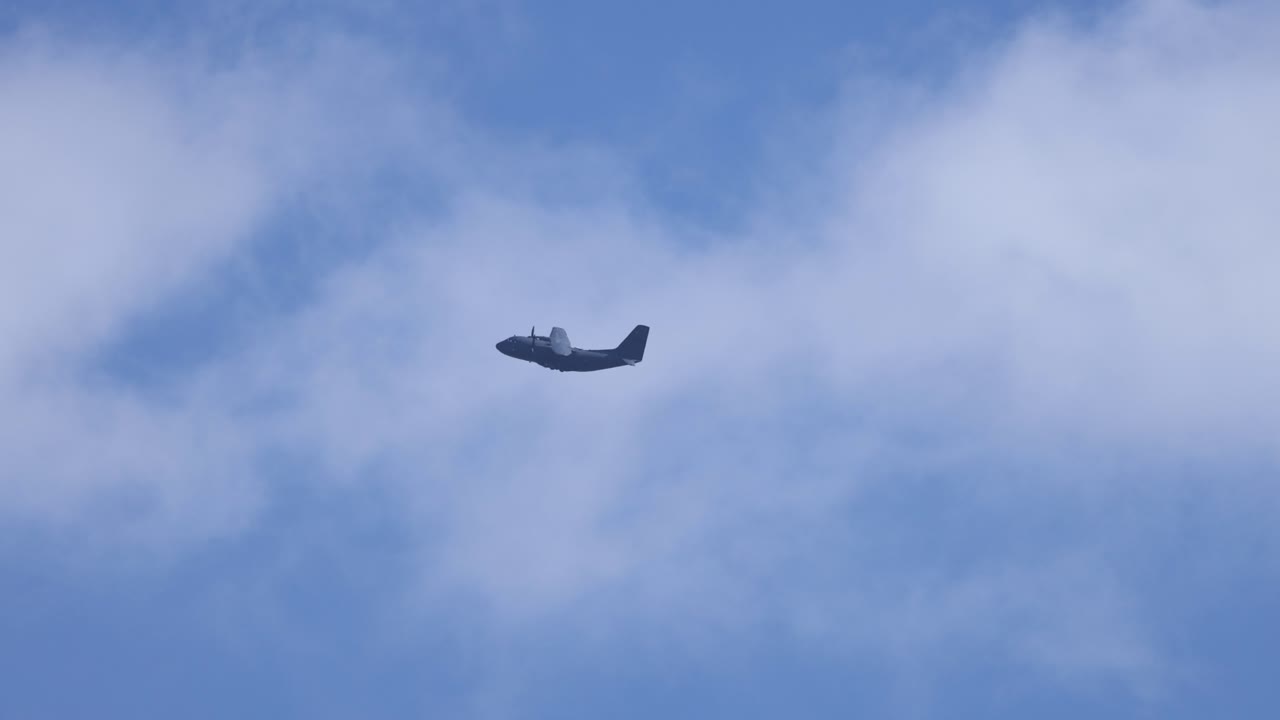 Un aereo militare vola attraverso un cielo parzialmente nuvoloso durante l'Avalon Airshow a Geelong, Victoria, Australia.