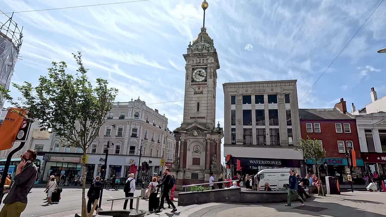 브라이튼 시계탑 근처에서 는 사람들