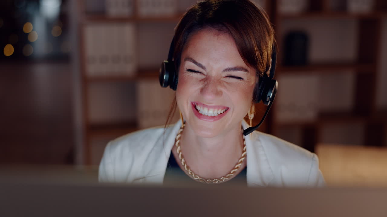 CRM, donna sorridente o felice in consulenza telefonica