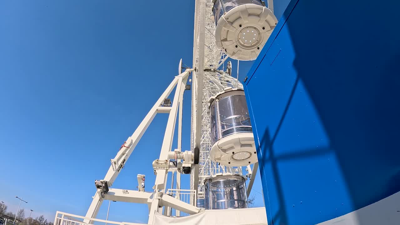 Video of a moving ferris wheel at a funfair