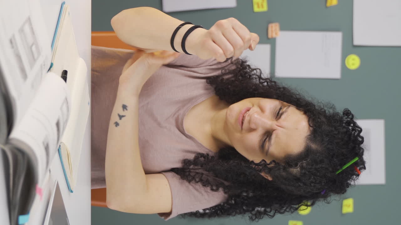 el video vertical de una estudiante con dolor en las articulaciones está cansada y lenta.